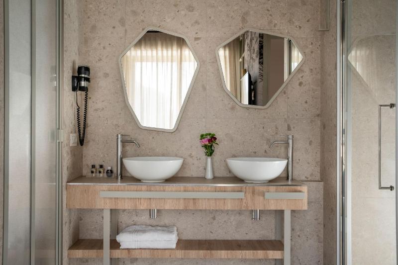 Junior Suite with Balcony image 4