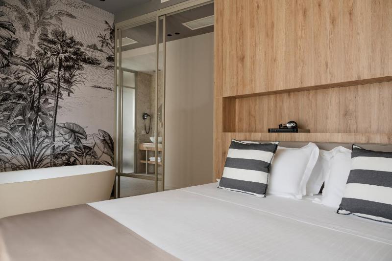 Junior Suite with Balcony image 1