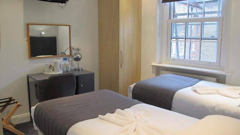 Twin Room image 3