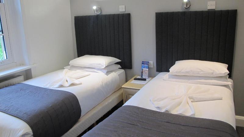 Twin Room image 4