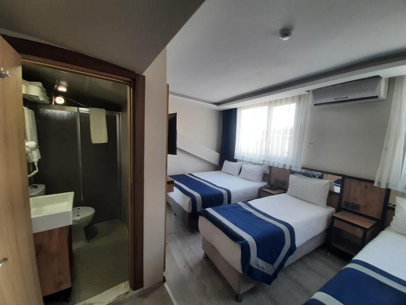 Deluxe Quadruple Room image 4