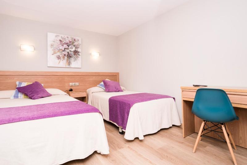 Double Room with Extra Bed image 3