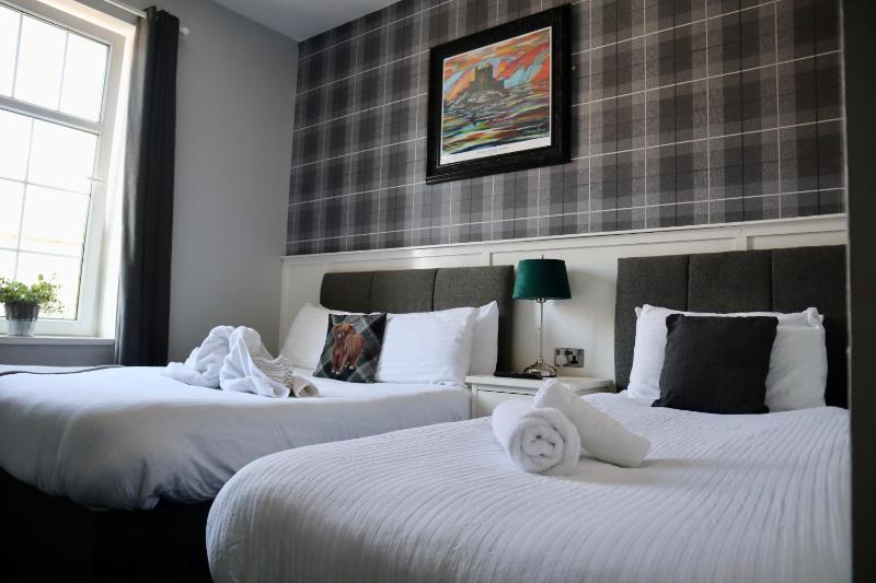 Triple Room with 1 Double Bed and 1 Single Bed image 4
