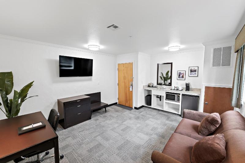 King Suite with Balcony- Non-Smoking image 4