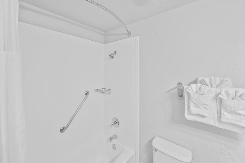 Deluxe King Room - Non-Smoking image 3