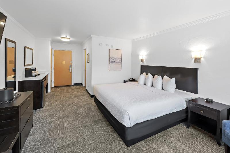 Deluxe King Room - Non-Smoking image 4