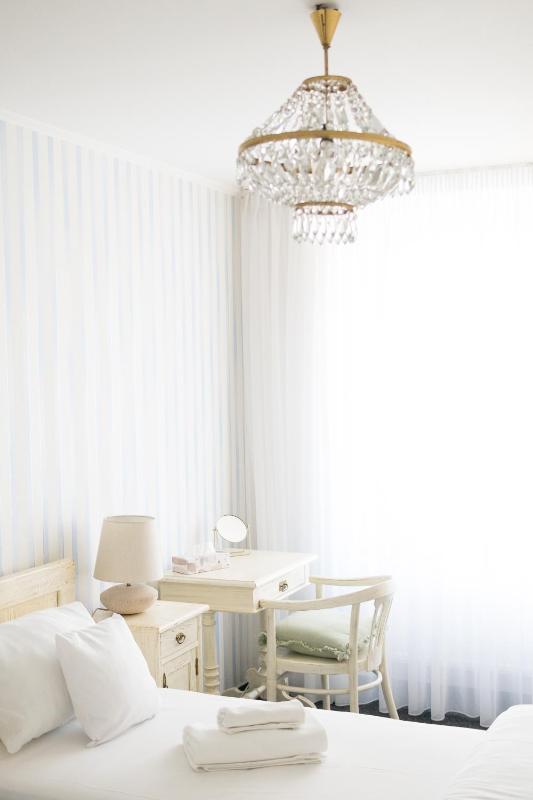 Twin Room image 4