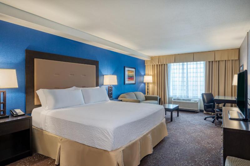 Premium King Room with Sofa Bed image 2