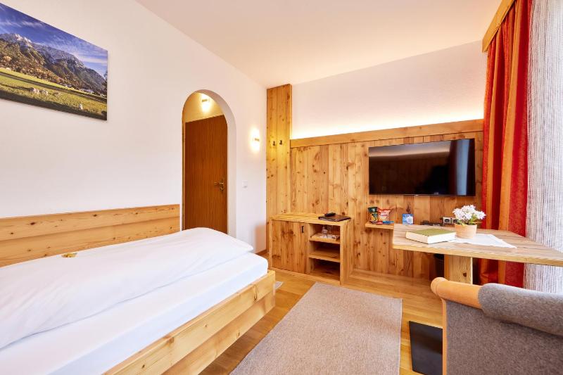 Comfort Single Room with Terrace image 4