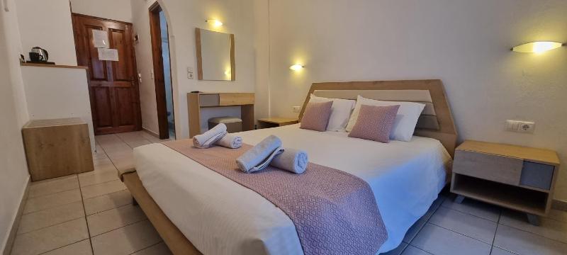 Superior Queen Room Side Sea View image 1