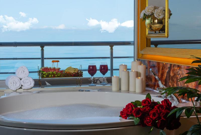Queen Suite with Hot Tub and Sea View  image 3