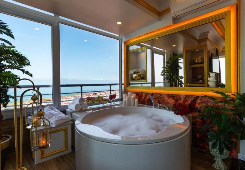 Queen Suite with Hot Tub and Sea View  image 2