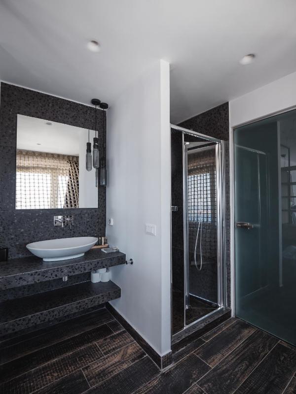 Honeymoon Suite with heated Plunge Pool and Caldera View image 2