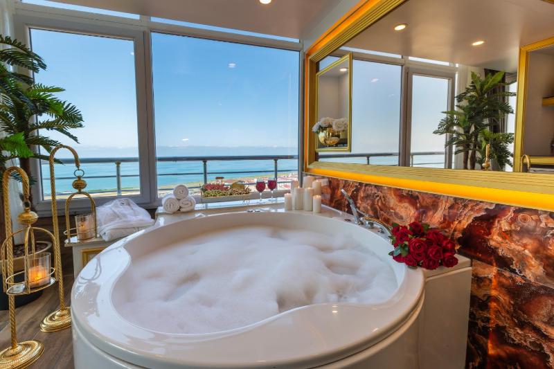 Queen Suite with Hot Tub and Sea View  image 1