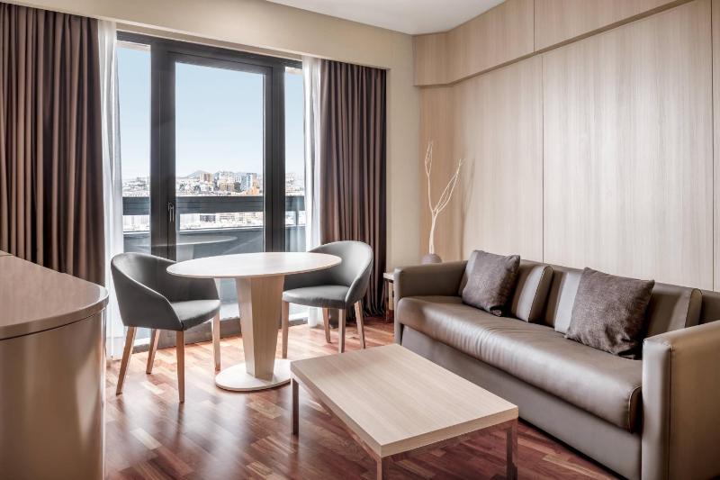 Junior Suite, 1 King, Sofa bed, Ocean view, High floor image 1