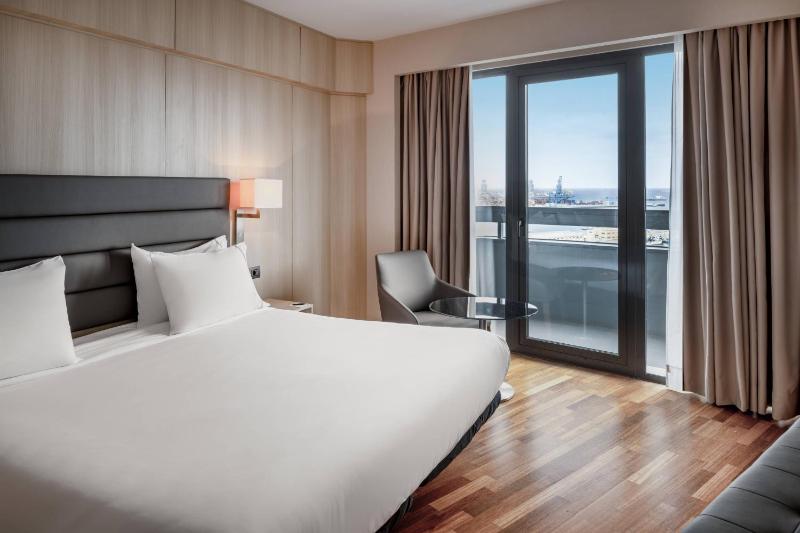 Junior Suite, 1 King, Sofa bed, Ocean view, High floor image 3