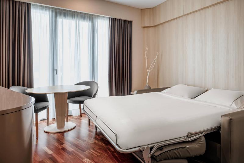 Junior Suite, 1 King, Sofa bed, Ocean view, High floor image 4