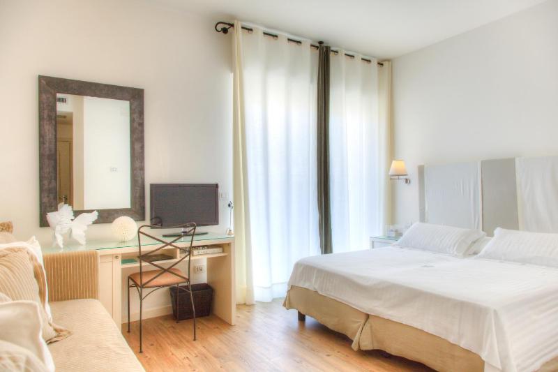 Superior Double Room with Balcony and Side Sea View image 4