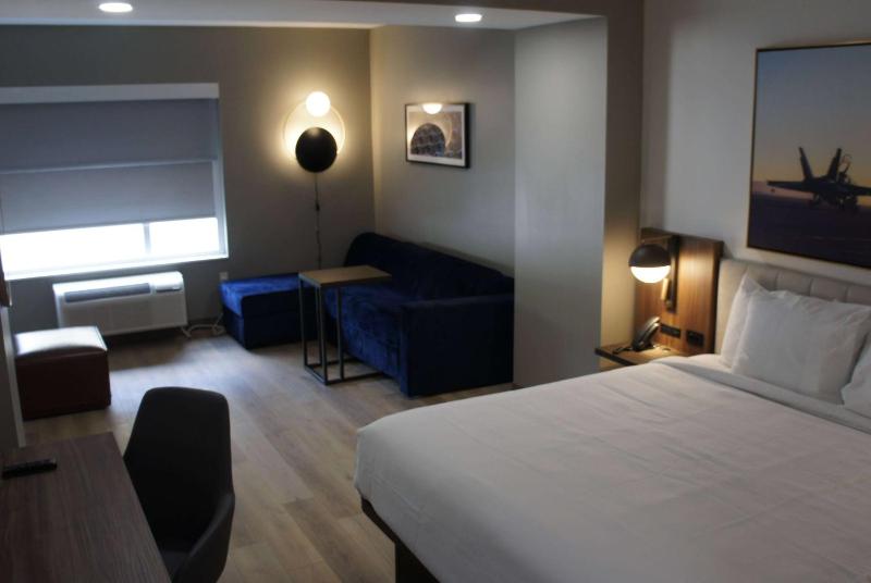 King Suite - Non-Smoking image 2