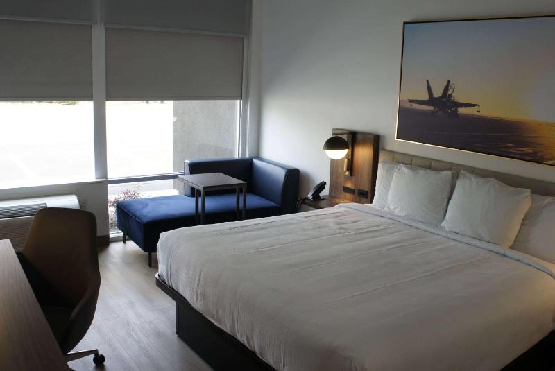 King Room with Roll-in Shower - Mobility Access/Non-Smoking image 2