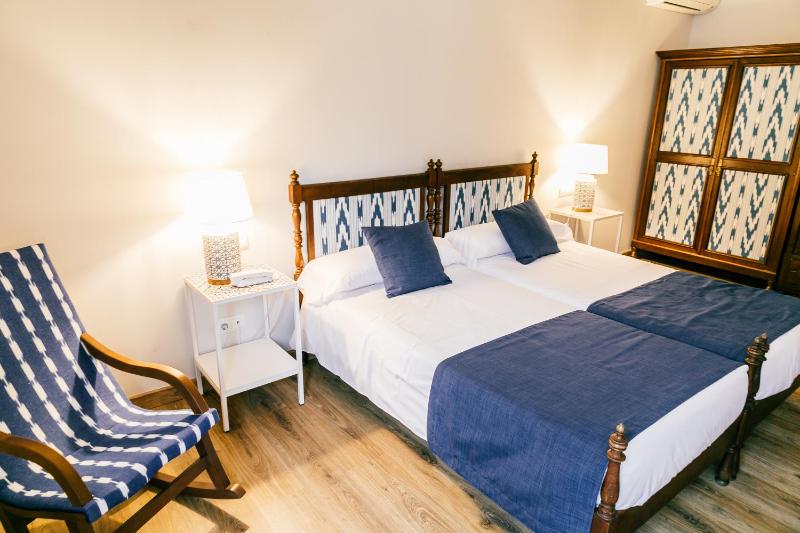 Twin Room with Mountain View image 2