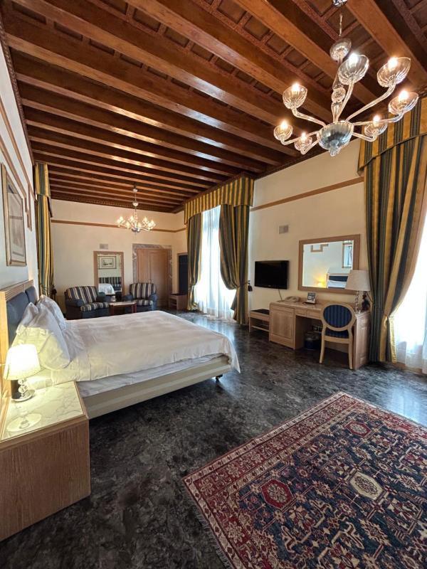 Suite with Canal View image 4