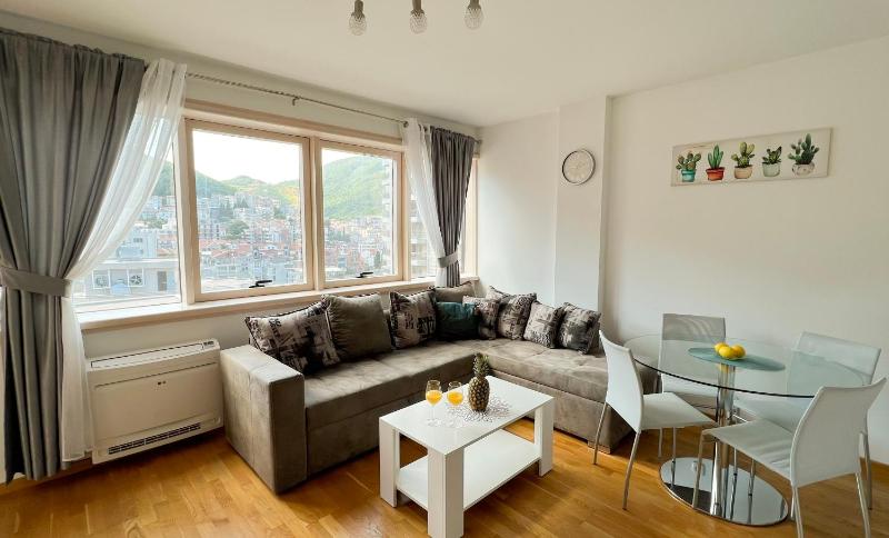 Apartment with Mountain View image 4