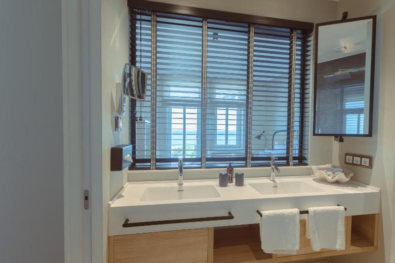 Junior Suite with Balcony image 1