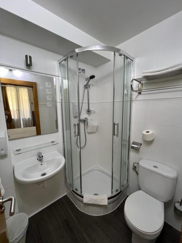 Twin Room with Extra Bed image 4