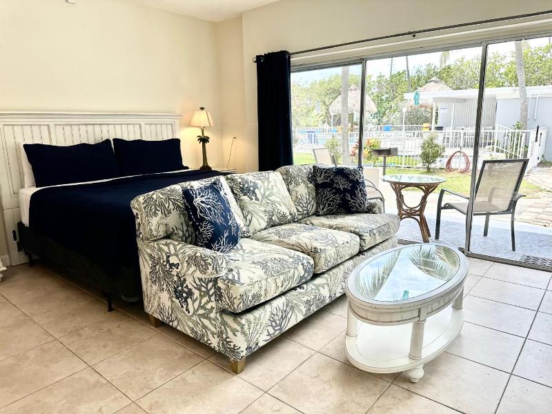 King Studio with Sofa Bed image 2