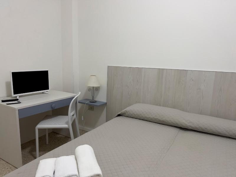 Double or Twin Room image 3