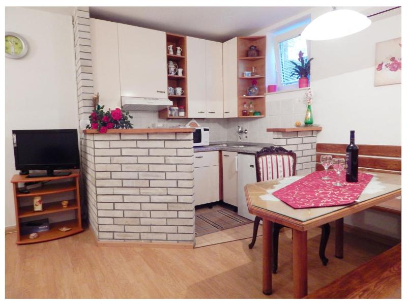 One-Bedroom Apartment with Garden - Ground Floor image 2