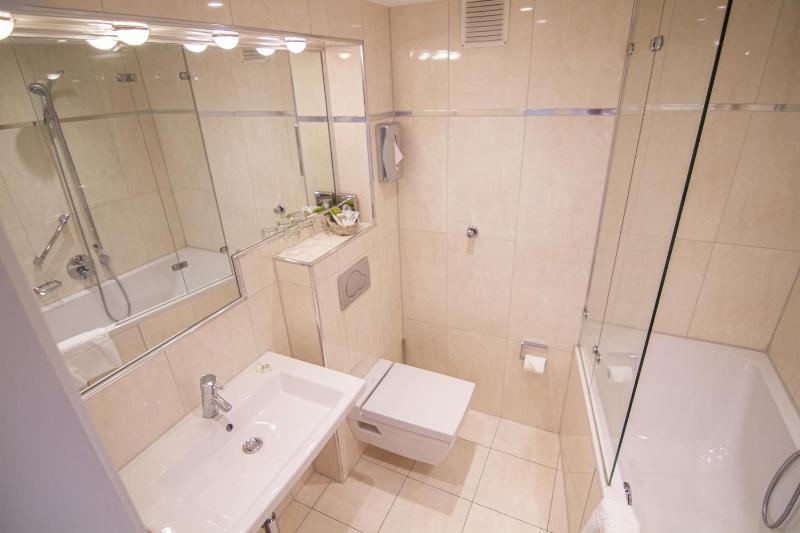 Two-Bedroom Apartment (3 Adults) - Main Building image 4
