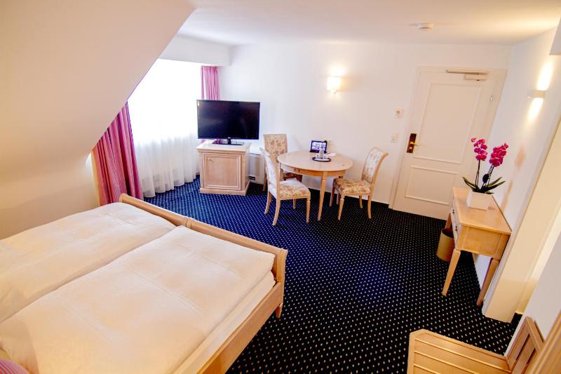 Two-Bedroom Apartment (3 Adults) - Main Building image 3