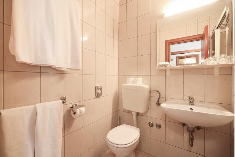 Classic Double Room with Sea View image 3