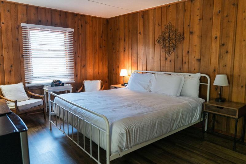 King Room with Garden View image 4