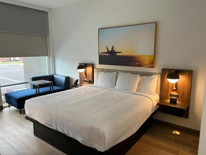 King Room with Roll-in Shower - Mobility Access/Non-Smoking image 4