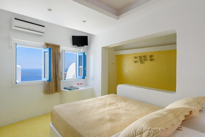 Abyssanto Suite with Private Outdoor Hot Tub (Caldera Sea & Sunset View) image 4