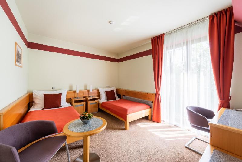 Twin Room image 1