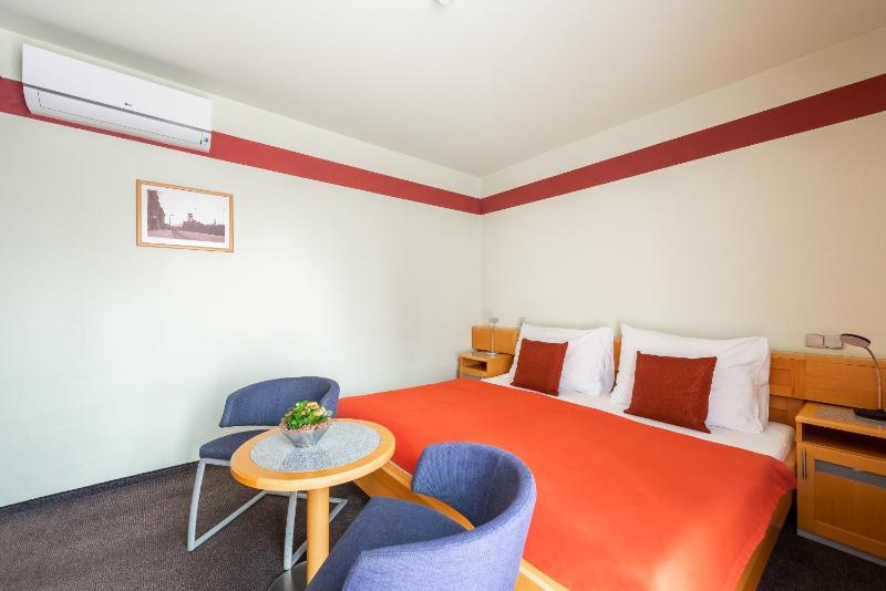 Double Room image 1