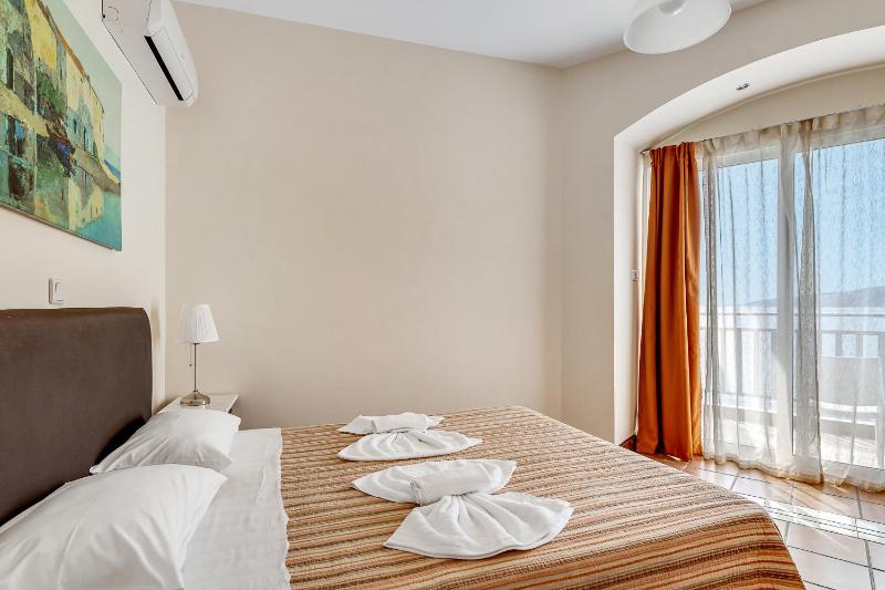 Superior Double Room Sea View with Hot Tub image 3