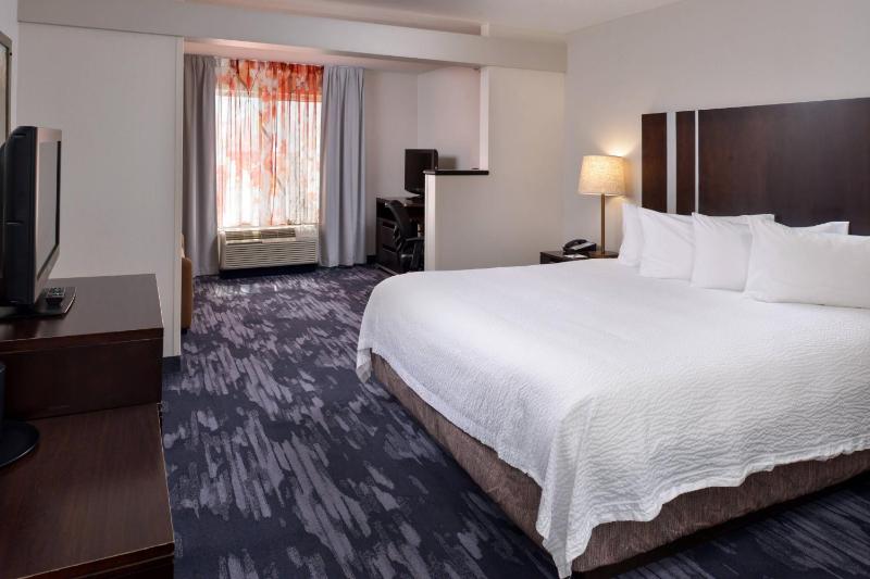 Executive One-Bedroom King Suite with Sofa Bed image 4