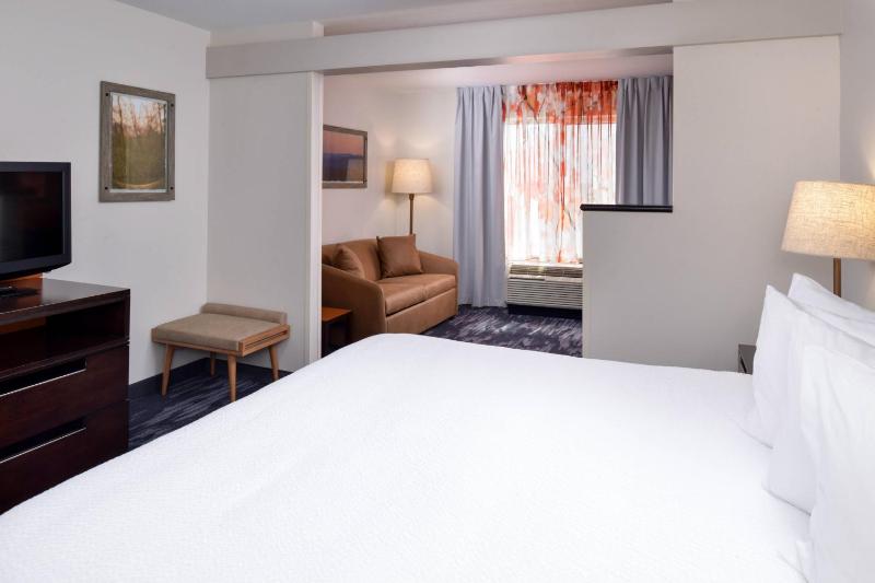 Executive One-Bedroom King Suite with Sofa Bed image 3