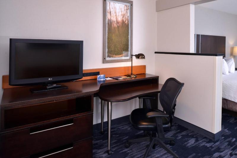 Executive One-Bedroom King Suite with Sofa Bed image 2