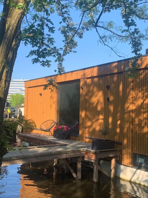 Beautiful Amstel houseboat - image 1