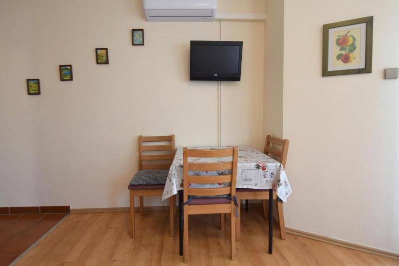One-Bedroom Apartment image 3