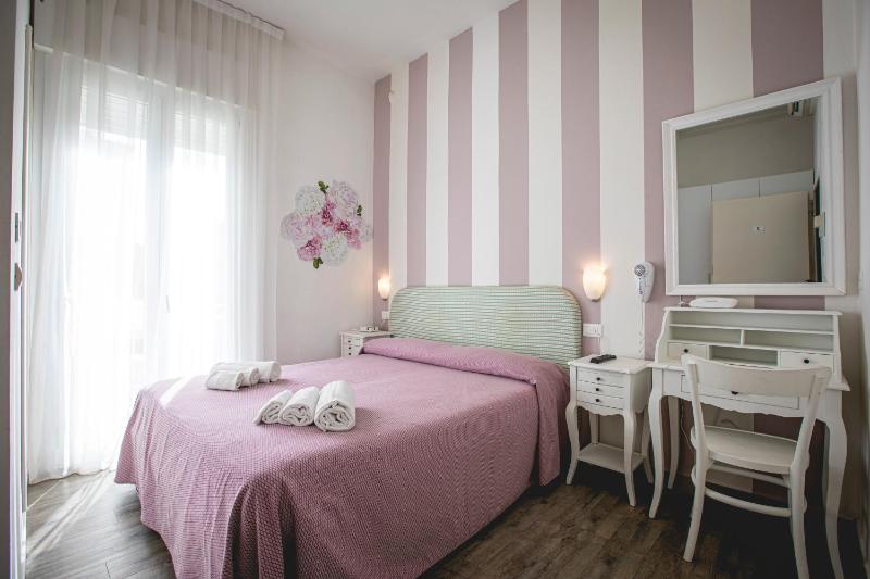 Double Room with Balcony image 4