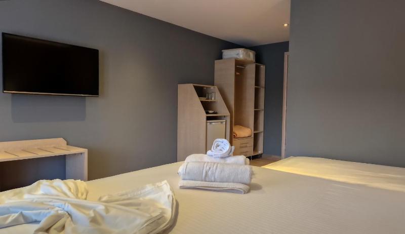Deluxe Triple Room image 4