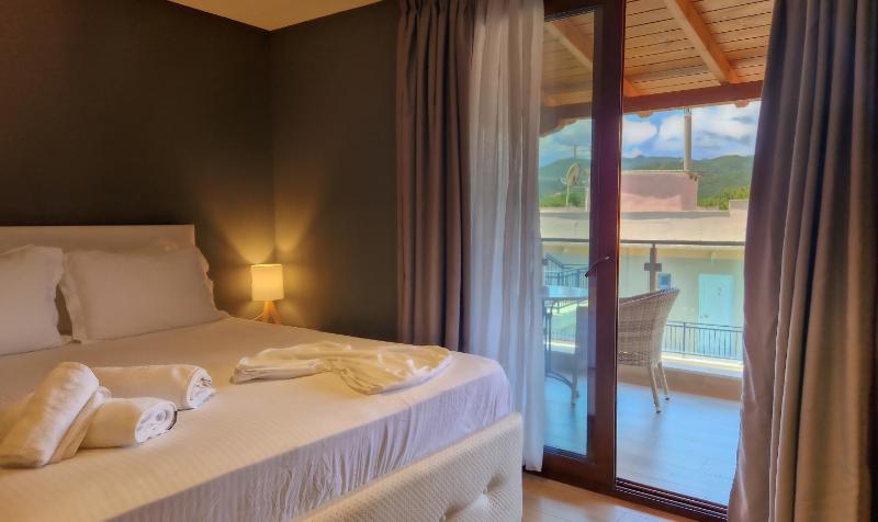 Deluxe Triple Room image 2