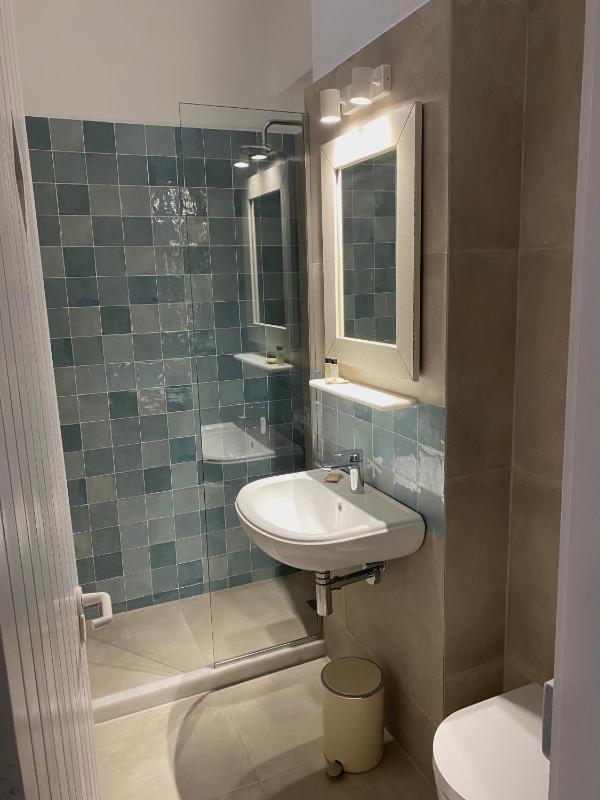 Double or Twin Room with Partial Sea View image 4
